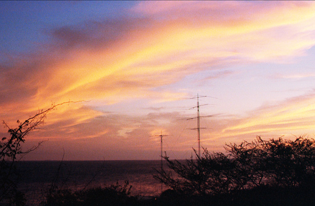 sunset+antennas-sm.jpg (115586 bytes)